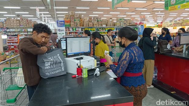 Keramaian pembeli di supermarket Tiara Dewata Sanglah, Minggu (10/2/2024). (Aryo Mahendro/detikBali).