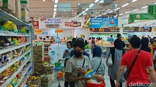 Keramaian pembeli di supermarket Tiara Dewata Sanglah, Minggu (10/2/2024). (Aryo Mahendro/detikBali).