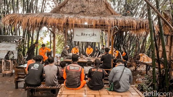 Komunitas Latar Wingking.