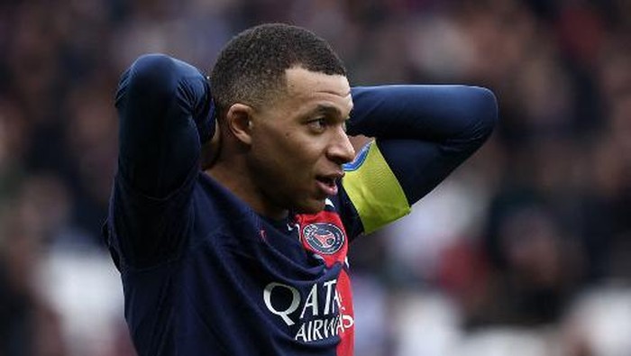 Paris Saint-Germains French forward #07 Kylian Mbappe reacts after he missed an opportunity to score during the French L1 football match between Paris Saint-Germain (PSG) and Stade de Reims at the Parc des Princes stadium in Paris on March 10, 2024. (Photo by FRANCK FIFE / AFP)