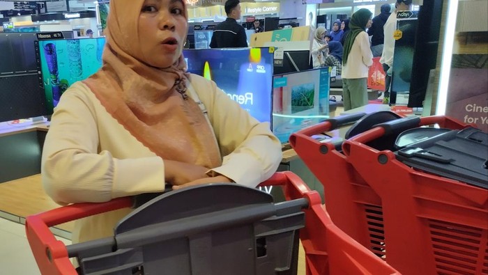 Lisa, pengunjung Transmart Full Day Sale