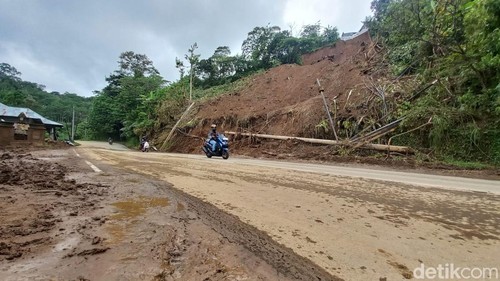 Sisa-sisa longsor di shortcut titik 7, Buleleng, Minggu (10/3/2024).