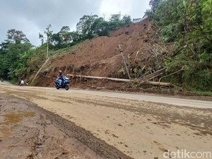 Material Longsor Sudah Dibersihkan, Shorcut Titik 7 Buleleng Ditutup 3 Jam