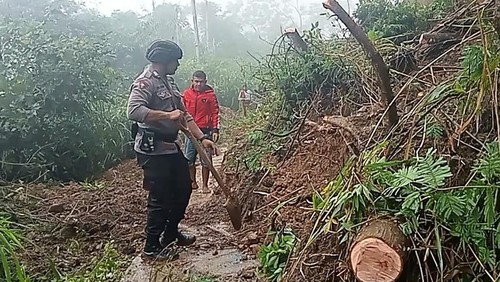 Material longsor menimbun ruas jalan di Kampung Bajar, Desa Bangka Kuleng, Kecamatan Lambaleda Selatan, Kabupaten Manggarai Timur, NTT, Minggu (10/3/2024) pagi. (Istimewa)