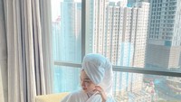 Terakhir ada keseruannya saat sarapan di hotel bintang lima. Ia menikmati nasi goreng, telur, pastry, dan buah-buahan dengan pemandangan dari ketinggian. Foto: Instagram @melodyprima