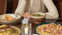 Posenya saat kulineran ini sukses mencuri perhatian. Melody Prima memesan berbagai menu, mulai dari steak, pizza, hingga rice bowl. Foto: Instagram @melodyprima