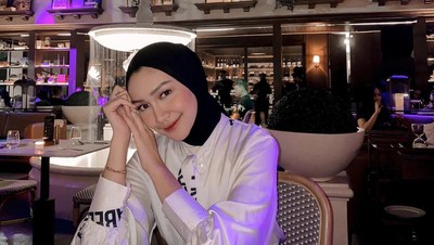Pose Keren Melody Prima saat Ngopi Cantik di Kafe Kekinian