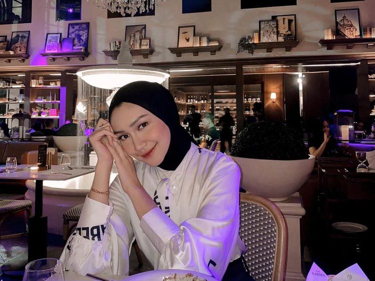 Pose Keren Melody Prima saat Ngopi Cantik di Kafe Kekinian