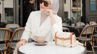 Begini pose keren Melody Prima ketika ngopi cantik. Tak ketinggalan outfit kece yang selalu membuat penampilannya keren. Foto: Instagram @melodyprima