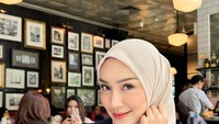 Layaknya anak muda, Melody Prima juga hobi ngopi cantik di kafe-kafe kekinian. Seperti momen saat ngopi di Union di kawasan Senayan ini. Foto: Instagram @melodyprima