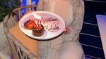 Pose Keren Melody Prima saat Ngopi Cantik di Kafe Kekinian