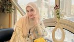 Pose Keren Melody Prima saat Ngopi Cantik di Kafe Kekinian
