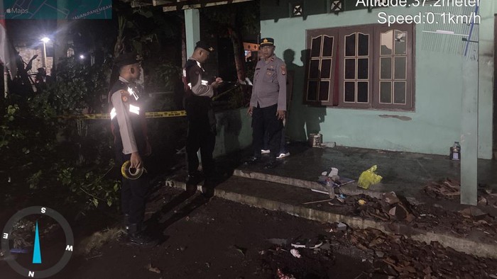 Polisi saat melakukan olah TKP di lokasi ledakan mercon, Gedongsari, Wijirejo, Pandak, Bantul.