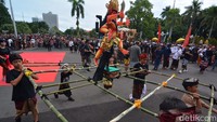 Untuk pertama kalinya pawai ogoh-ogoh diarak keliling Balai Kota Surabaya.