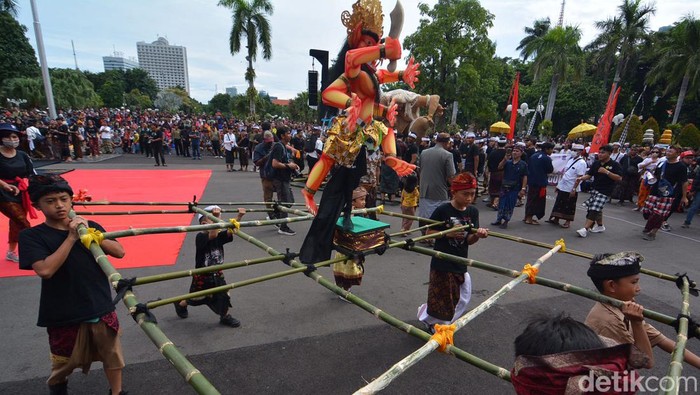Meriahnya Pawai Ogoh-ogoh di Kota Surabaya Meriahnya Pawai Ogoh-ogoh di Kota Surabaya