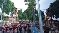 Para peserta pawai nampak antuasi dalam kegiatan yang berlangsung meriah ini.