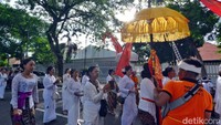 Pawai tersebut diberangkatkan langsung oleh Wali Kota Surabaya Eri Cahyadi.