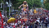 Ribuan warga juga terlihat tumplek blek penuhi Jalan Jimerto Surabaya.