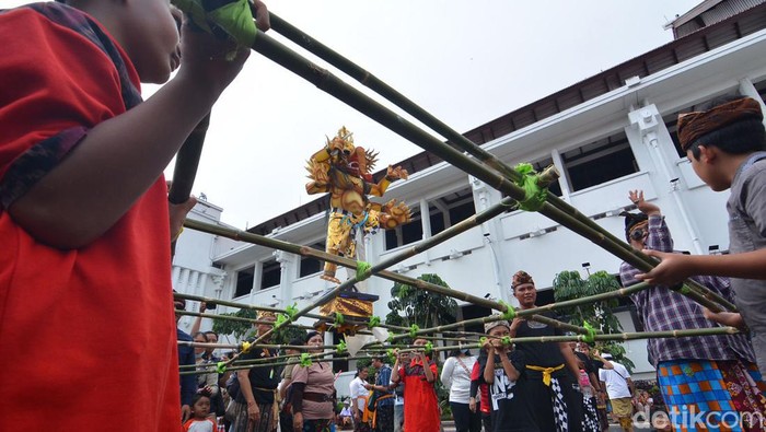 Meriahnya Pawai Ogoh-ogoh di Kota Surabaya
