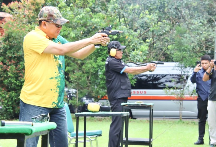 Momen Bamsoet Latihan Menembak Bareng Danjen Kopassus