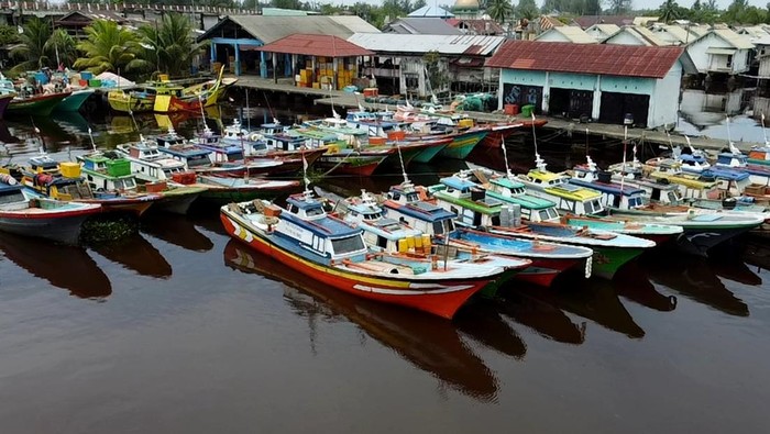 Nelayan libur melaut untuk sambut Ramadhan di Aceh Barat Foto udara sejumlah kapal yang telah ditambatkan nelayan di pelabuhan Desa Kuala Bubon, Samatiga, Aceh Barat, Aceh, Minggu (10/3/2024). Menjelang bulan Ramadhan, mayoritas nelayan di Aceh telah libur melaut untuk menikmati tradisi pemotongan hewan (meugang) dan awal puasa bersama keluarga dan akan kembali melaut pada hari ketiga atau kelima Ramadhan. ANTARA FOTO/Syifa Yulinnas/tom.