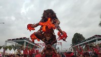 Ogoh-ogoh bertema Aji Cakragni karya ST Eka Dharma Panca Kerti, Desa Subamia, Tabanan, Bali. Ogoh-ogoh tersebut menampilkan dua karakter, yakni manusia dan sosok raksasa yang seolah sedang menyemburkan api.