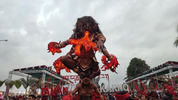 Ogoh-ogoh bertema 'Aji Cakragni' karya ST Eka Dharma Panca Kerti, Desa Subamia, Tabanan, Bali.