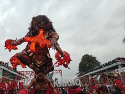 Ogoh-ogoh bertema Aji Cakragni karya ST Eka Dharma Panca Kerti, Desa Subamia, Tabanan, Bali. Ogoh-ogoh tersebut menampilkan dua karakter, yakni manusia dan sosok raksasa yang seolah sedang menyemburkan api.