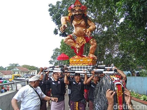 Ogoh-ogoh Diarak Keliling Kota Cimahi Jelang Nyepi