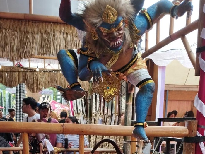 Ogoh-ogoh mini bertema 'Supat Kalakuta' di Kasanga Festival 2024, Denpasar, pada Minggu (3/3/2024).