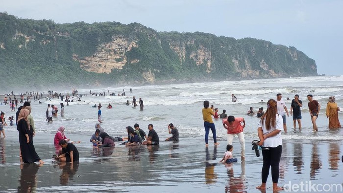 Suasana padusan di Pantai Parangtritis, Bantul, Minggu (10/3/2024).