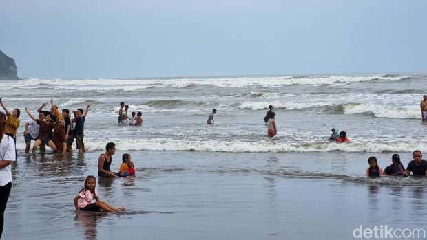 Suasana padusan di Pantai Parangtritis, Bantul, Minggu (10/3/2024).