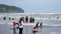 Akibat Nekat, 3 Wisatawan Jakarta Terseret Ombak Pantai Parangtritis