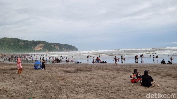 Suasana padusan di Pantai Parangtritis, Bantul, Minggu (10/3/2024).