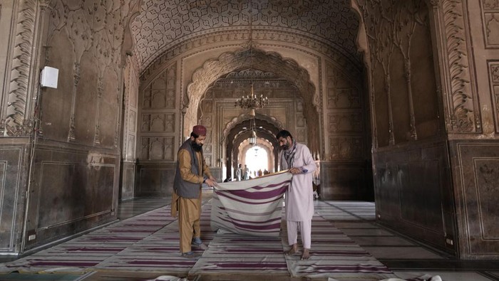 Berbagai persiapan menyambut Bulan Suci Ramadan dilakukan dengan berbagai cara. Salah satunya dengan membersihkan masjid.