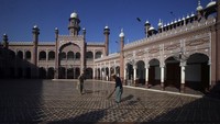 Lanjut, ada Masjid Sunehri di Peshawar yang juga dibersihkan untuk menyambut Ramadan.