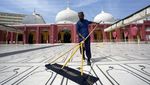 Warga Pakistan Bersih-bersih Masjid Jelang Ramadan
