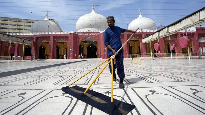 Berbagai persiapan menyambut Bulan Suci Ramadan dilakukan dengan berbagai cara. Salah satunya dengan membersihkan masjid.
