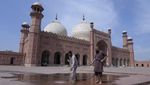 Warga Pakistan Bersih-bersih Masjid Jelang Ramadan