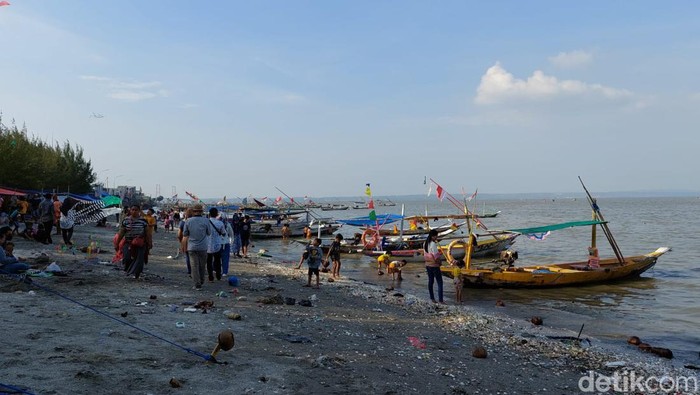 Pantai Kenjeran Surabaya.
