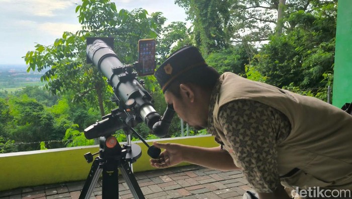 Pantauan Hilal di Bukit Condrodipo Gresik Pantauan Hilal di Bukit Condrodipo Gresik