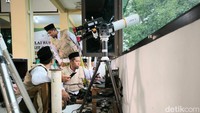 Namun karena cuaca sedang mendung hilal tidak bisa terlihat di Bukit Condrodipo.