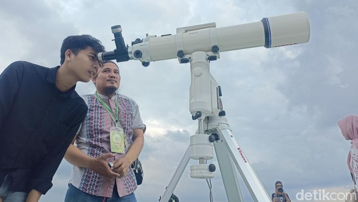 Pantauan Hilal Kemenag Sumsel di atas gedung Arya duta Palembang