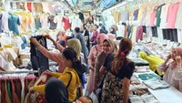 Para pedagang menjajakan dagangan yang berada di kanan dan kiri jalan. Pengunjung berbelok dan berhenti di berbagai kios hingga membuat antrean pejalan kaki yang ingin melintas.