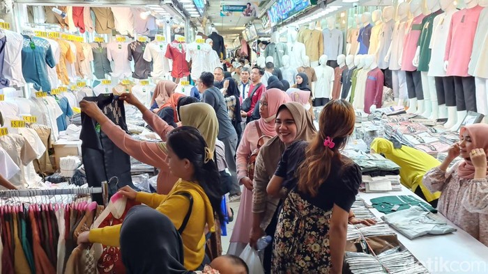 Pasar Tanah Abang Membludak
