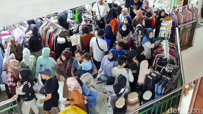 Pasar Tanah Abang Membludak