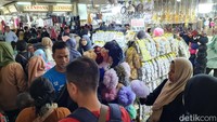 Pantauan detikcom di Pasar Tanah Abang, Jakarta Pusat (Jakpus), Minggu (10/3/2024), pengunjung mulai padat memasuki area pasar. Pengunjung didominasi keluarga yang hendak membeli busana muslim hingga kurma.