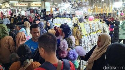 Pasar Tanah Abang Membludak