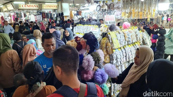 Pasar Tanah Abang Membludak