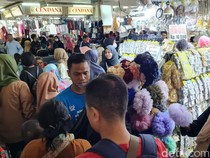 Pasar Tanah Abang Membludak